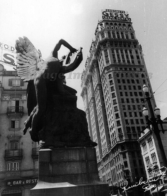 O monumento em meados da década de 40.