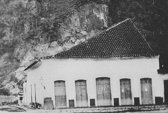 Na foto, o antigo armazém situado no Largo da Misericórdia (atual Praça Mauá)