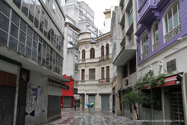 O edifício visto do início da rua José Bonifácio (clique para ampliar)