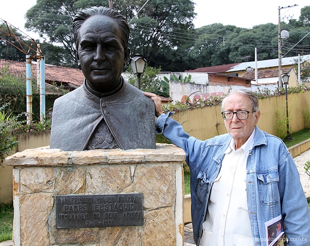 Dr Milton em nossa visita ao monumento de Padre Eustáquio, em Poá
