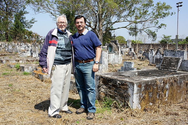 Eu e o Dr Milton Bednarski em cemitério abandonado (2013)