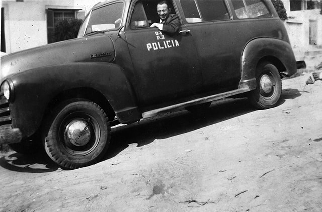 Milton Bednarski em viatura da polícia, anos 50 (clique para ampliar)