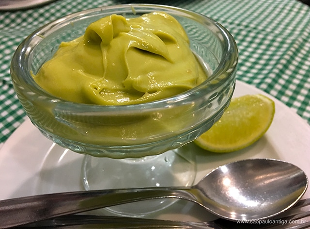Com um toque de limão, o creme de abacate fica ainda mais delicioso (clique para ampliar)