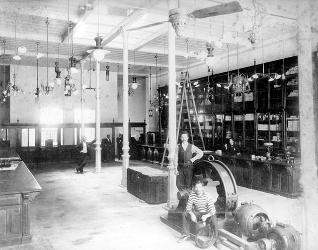 Interior do armazém da James Mitchell & Co em 1900 (clique para ampliar)