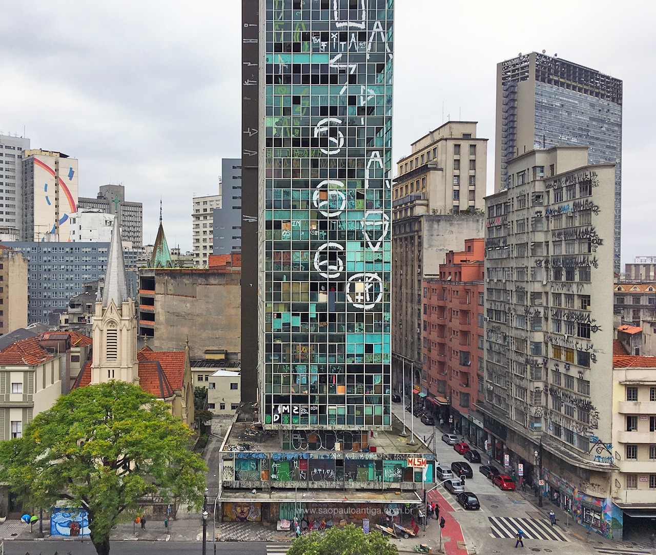 As crianças a construção famoso edifício Nacional Modelo