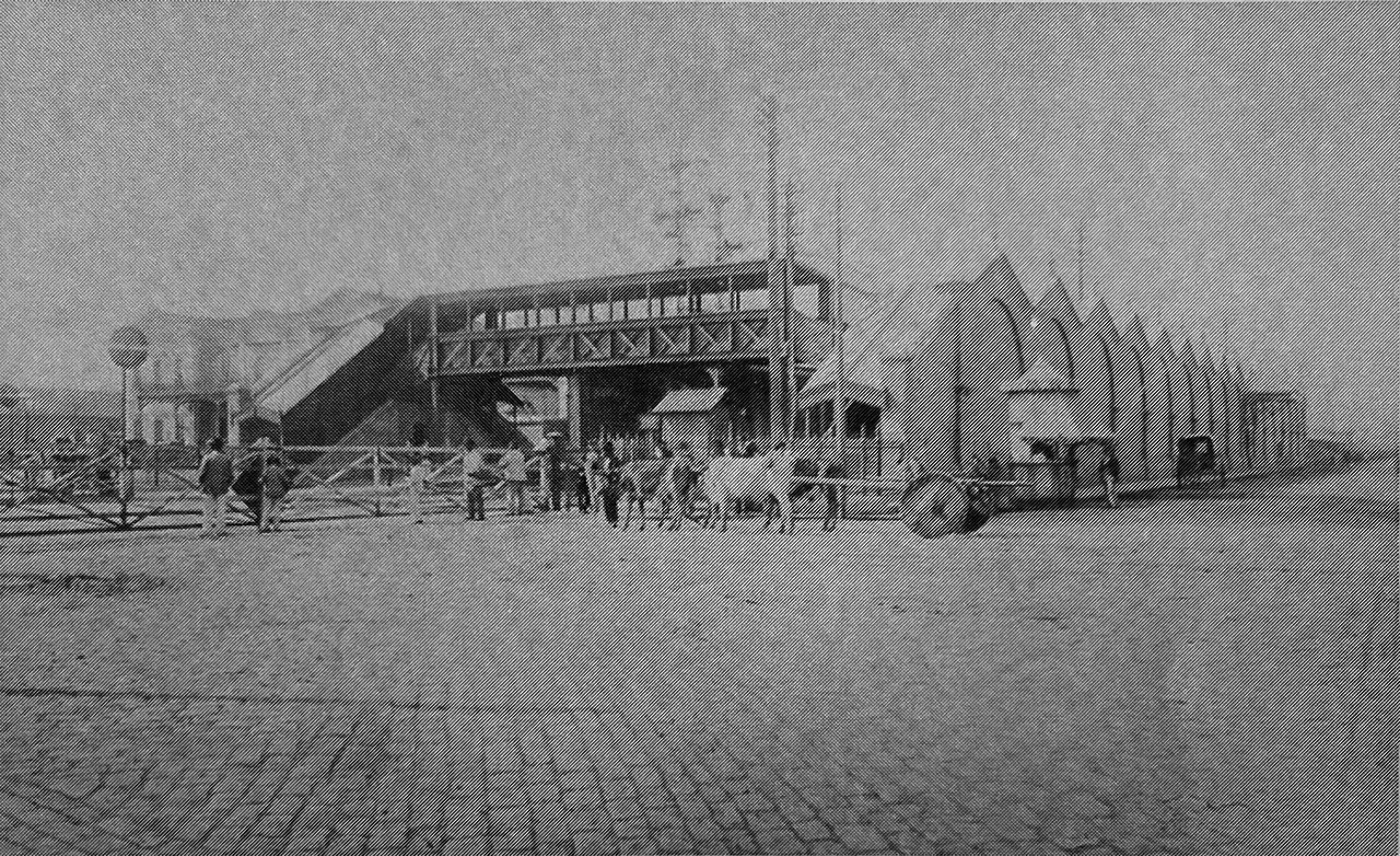 a) Estação Ferroviária de São Brás em Belém, década de 1920; (b)